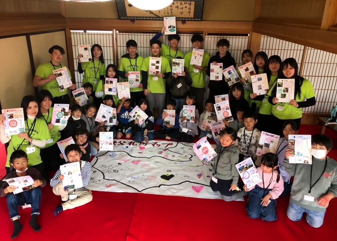 秩父の子どもたちに地元を好きになってもらう活動「こどものまちプロジェクト」を進める井上さん（後列一番左が井上さん）.jpg