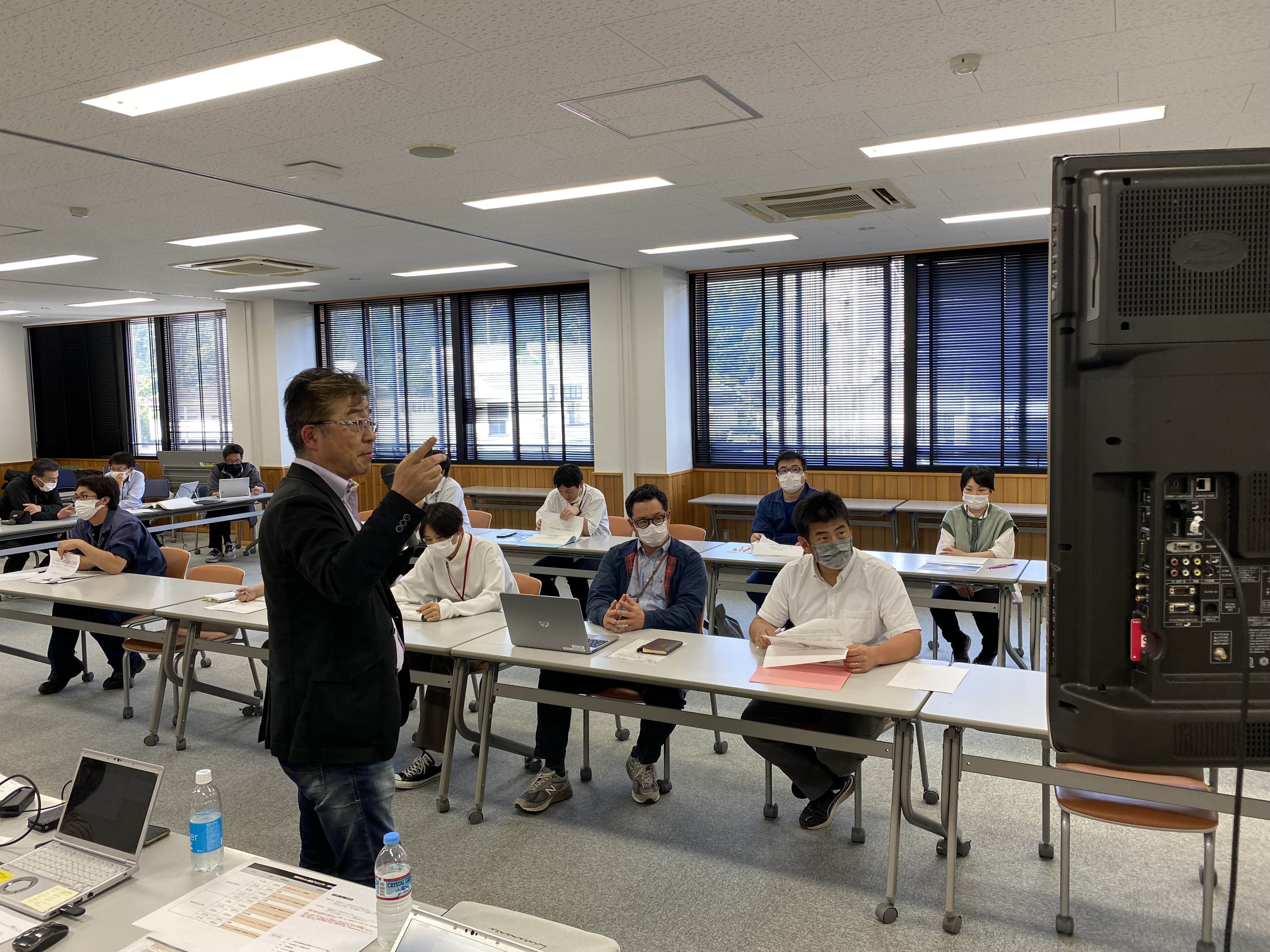 那賀町『みらい創造プロジェクト会議』で説明を行う板垣さん.jpeg