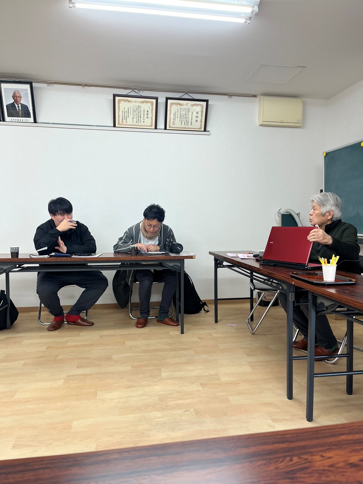 朝里町会事務所にて朝里町会長の前川さんに地形や成り立ちについて資料の説明を受けているところ.jpg
