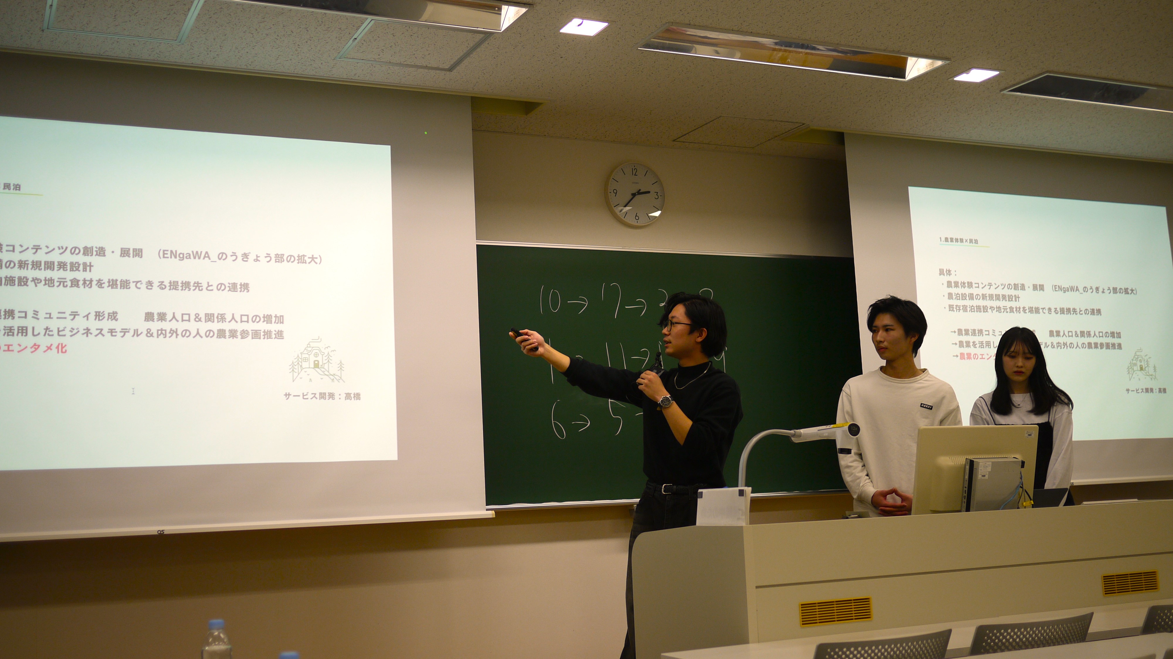 大学で行われた発表会では富田町長にむけてプランを披露.JPG