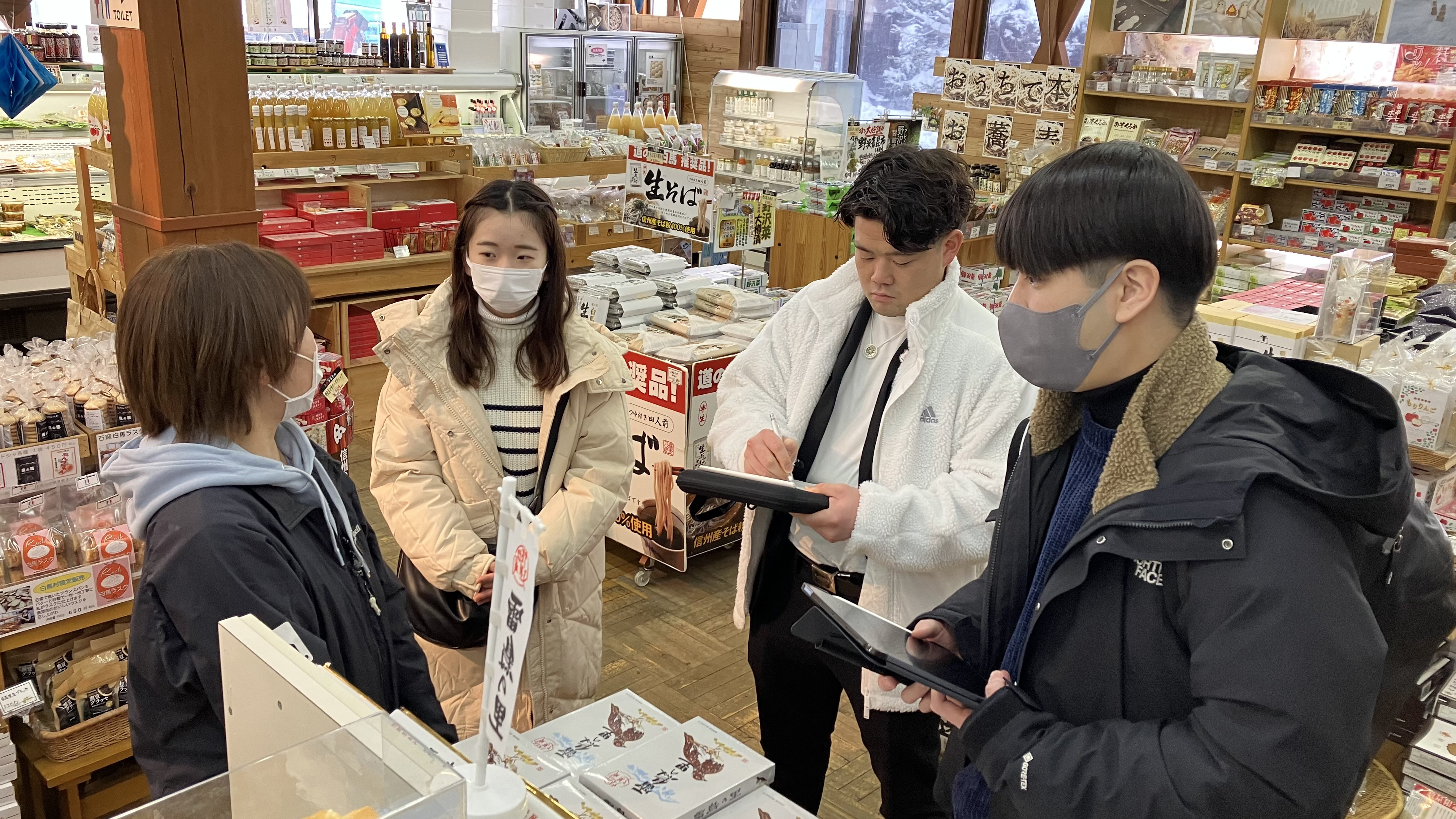 フィールドワークでは白馬村・小谷村の各所でインタビューを行いながら現地の課題や特徴を聞き取った（右から二番目が井上さん）.jpg