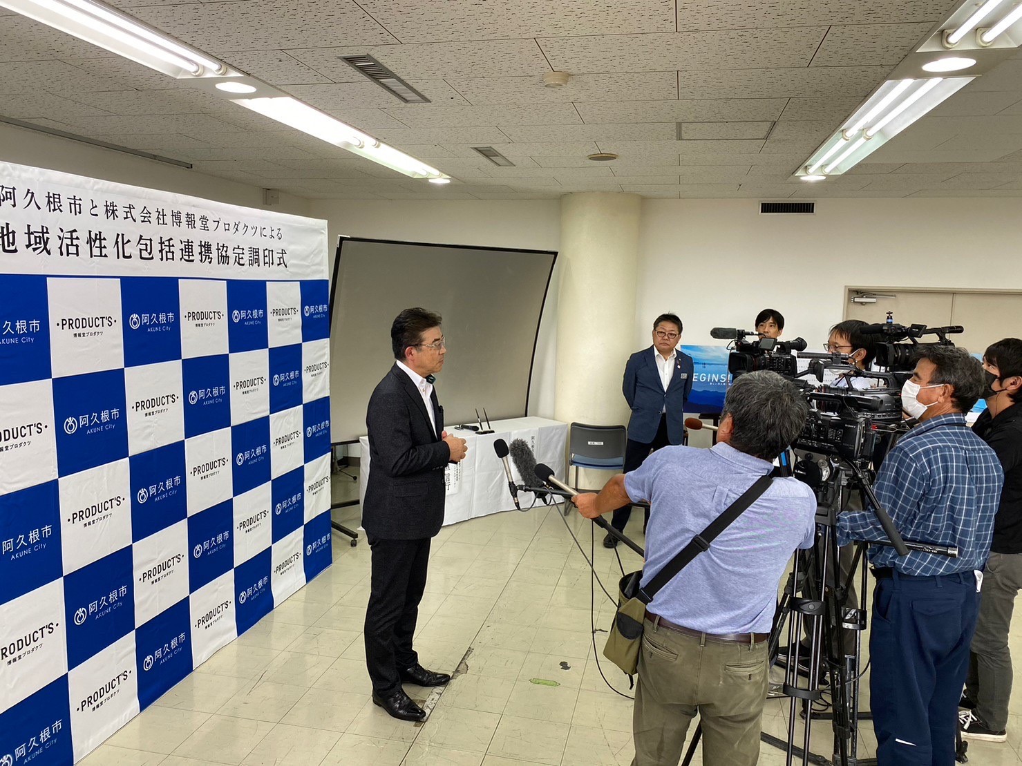 阿久根市との間で『地域活性化包括連携協定』を結び、地方創生の支援に取り組んでいる（板垣さんは写真中央）.jpg